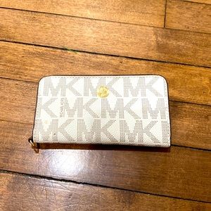 Michael kors wallet with phone slot